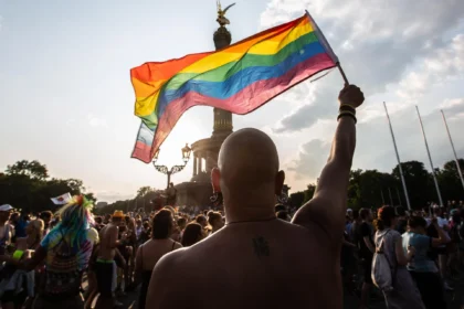 Pessoas na 41ª Parada LGBT do Christopher Street Day na rua 17 de Junho, em Berlim, Alemanha, 2019. Foto: EFE/EPA/OMER MESSINGER