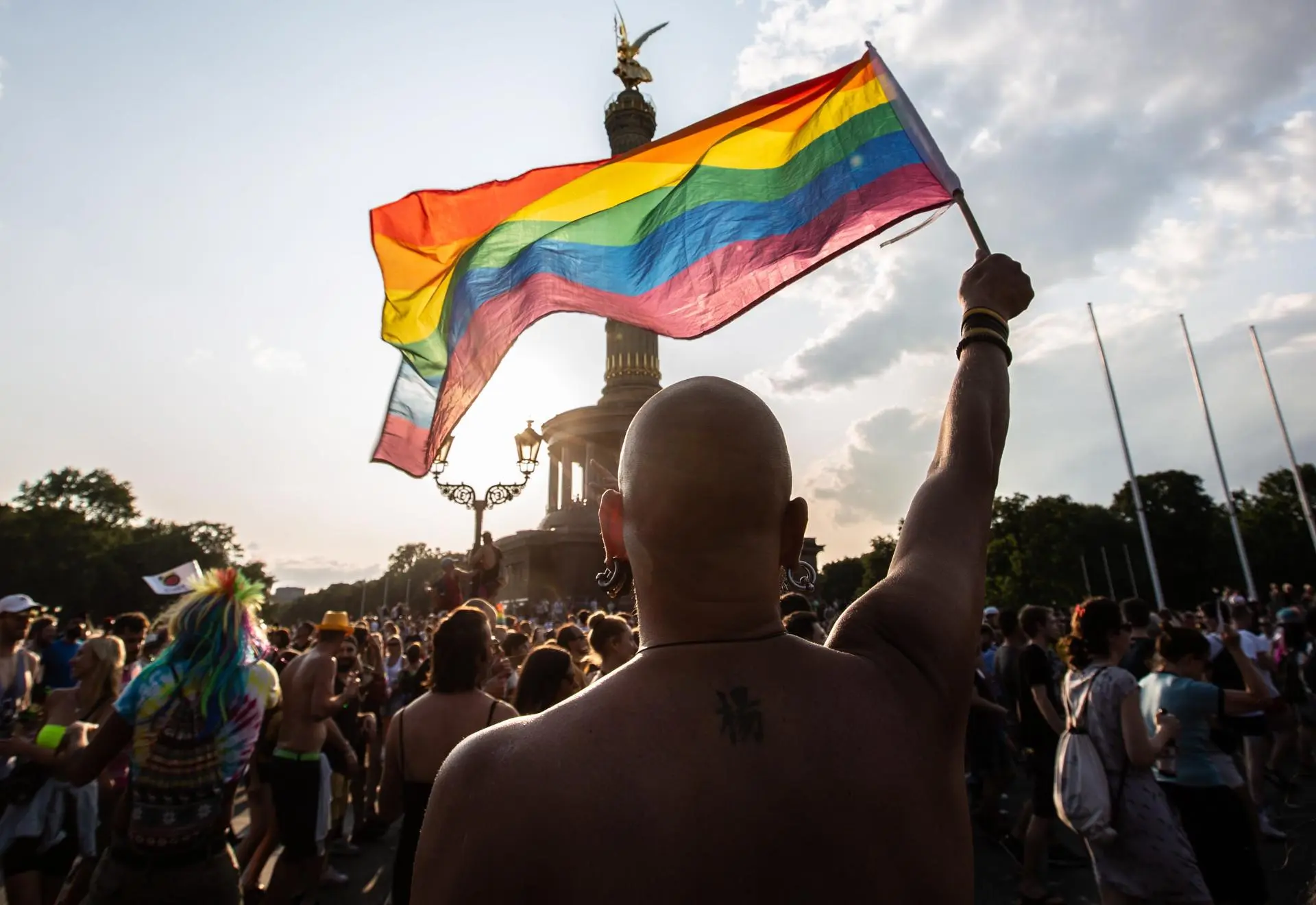 Pessoas na 41ª Parada LGBT do Christopher Street Day na rua 17 de Junho, em Berlim, Alemanha, 2019. Foto: EFE/EPA/OMER MESSINGER