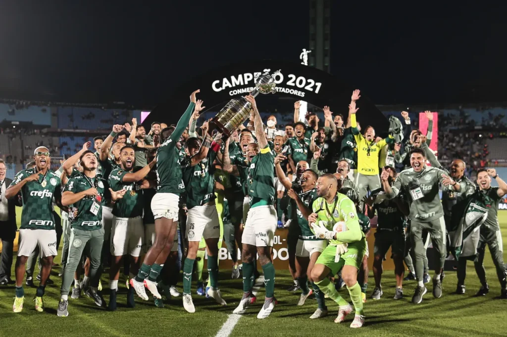 Jogadores do Palmeiras comemoram a conquista da Copa Libertadores ao final da partida disputada com o Flamengo - Foto: Ettore Chiereguini/AGIF/Estadão Conteúdo