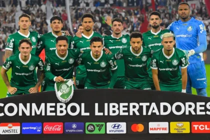 Jogadores do Palmeiras antes de jogo de ida da semifinal da Libertadores, contra a LDU, em Quito (Foto: Rodrigo Buendia / AFP)