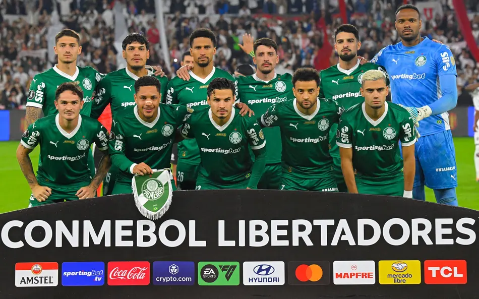 Jogadores do Palmeiras antes de jogo de ida da semifinal da Libertadores, contra a LDU, em Quito (Foto: Rodrigo Buendia / AFP)