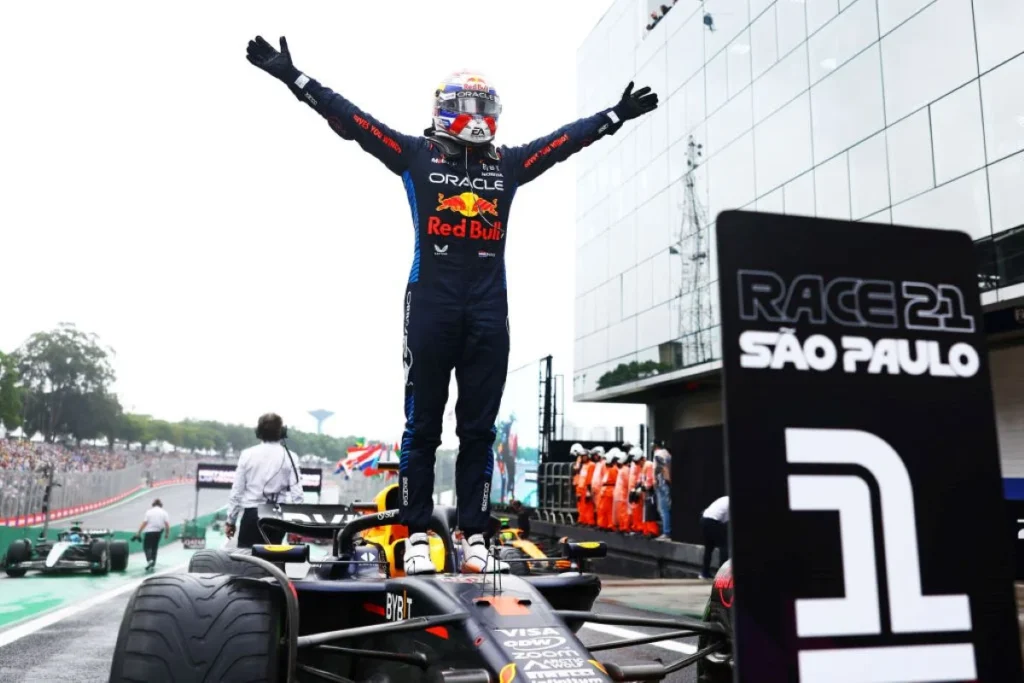 Max Verstappen pilota em Interlagos debaixo de chuva forte - Foto: Daniel Teixeira/Estadão