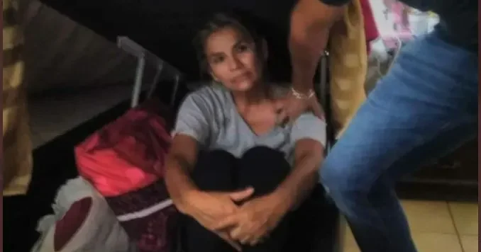 Jeanine Áñez sendo presa dentro de uma cama box - Foto: Agencia Boliviana de Informaión/ X