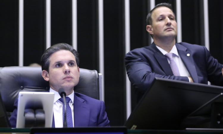Lula: Presidente da Câmara, Hugo Motta, e o relator do texto, Dep. Guilherme Derrite (PP-SP), durante votação do PL Antifacção - Foto: Kayo Magalhães/Câmara dos Deputados