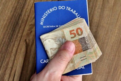Trabalhadores que têm direito ao 13º salário vão receber a primeira parcela do benefício antecipadamente neste ano - Foto: Marcello Casal Jr./Agência Brasil