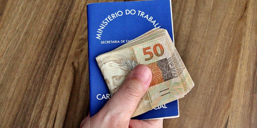 Trabalhadores que têm direito ao 13º salário vão receber a primeira parcela do benefício antecipadamente neste ano - Foto: Marcello Casal Jr./Agência Brasil
