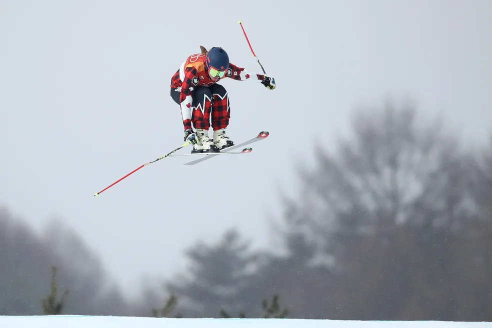 A canadense India Sherret salta durante a prova do esqui estilo livre em 2018 - Foto: Cameron Spencer/Getty Images