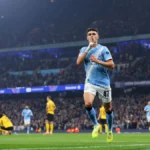 Phil Foden comemora um dos gols que marcou para o Manchester City na goleada sobre o Borussia Dortmund • Molly Darlington/Getty Images