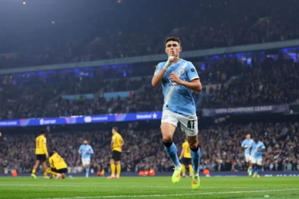 Phil Foden comemora um dos gols que marcou para o Manchester City na goleada sobre o Borussia Dortmund • Molly Darlington/Getty Images