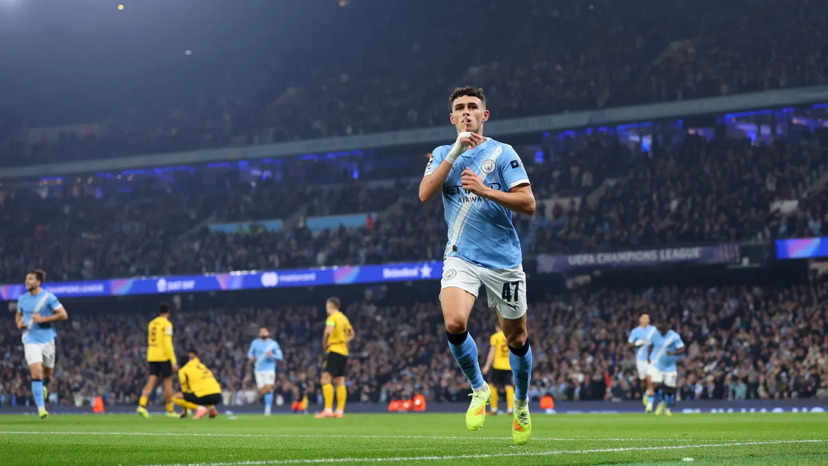 Phil Foden comemora um dos gols que marcou para o Manchester City na goleada sobre o Borussia Dortmund • Molly Darlington/Getty Images