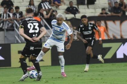 Matheus Pereira em ação com a camisa do Cruzeiro contra o Ceará no Castelão Caio Rocha/O Fotografico/Gazeta Press