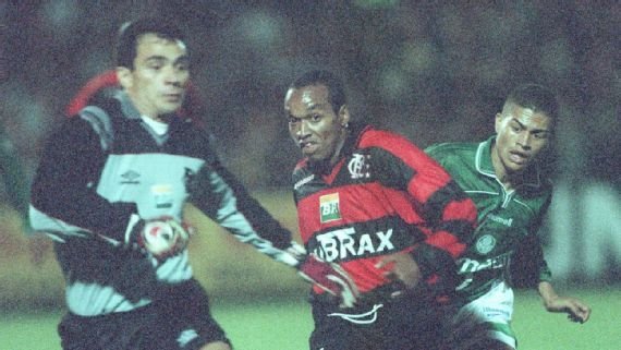Pimentel e Alex disputam jogada em Palmeiras x Flamengo na Copa do Brasil de 1999 - Foto: Acervo/Gazeta Press