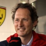 Lawrence Barretto, do F1.com, em conversa com John Elkann, presidente da Ferrari - Foto: Reprodução/F1