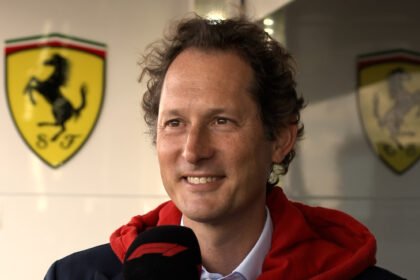 Lawrence Barretto, do F1.com, em conversa com John Elkann, presidente da Ferrari - Foto: Reprodução/F1