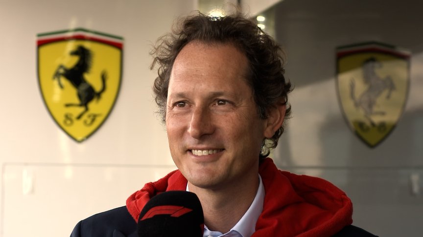 Lawrence Barretto, do F1.com, em conversa com John Elkann, presidente da Ferrari - Foto: Reprodução/F1
