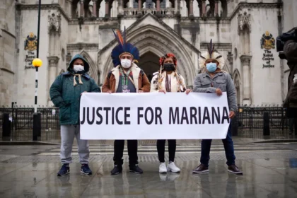 Representantes da comunidade indígena dos Krekak, atingidos pela tragédia da Samarco em Mariana - Foto: Divulgação/Matthew Pover