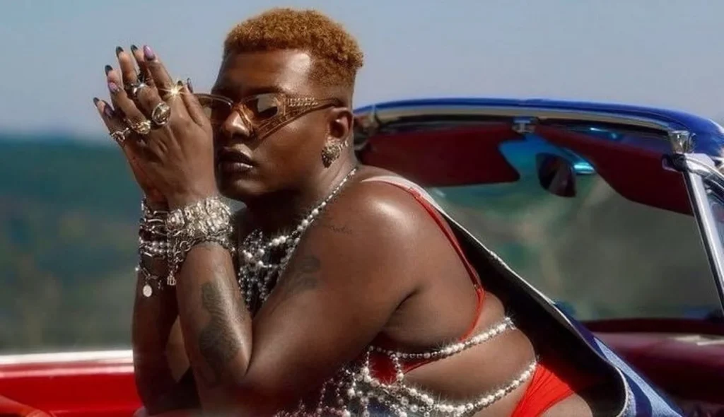 Liniker na música-título "Caju" - Foto: Reprodução/Youtube