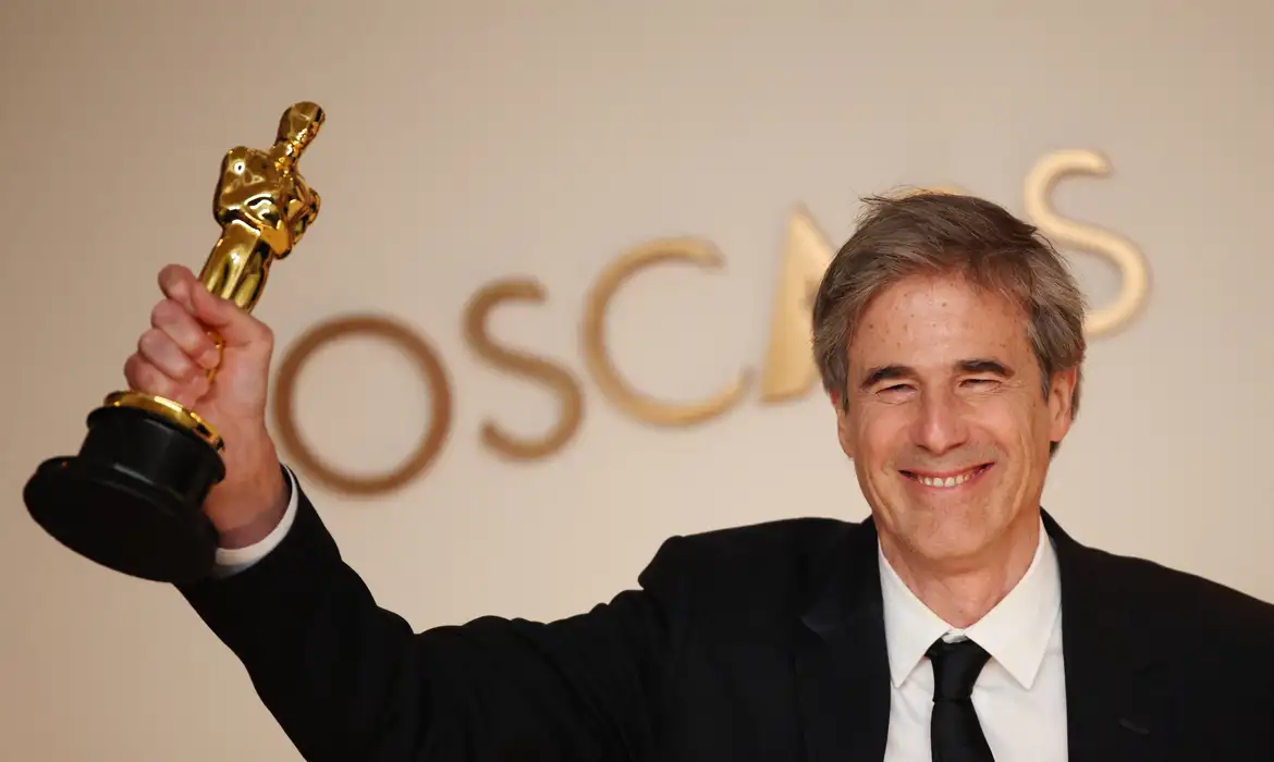 Walter Salles, vencedor do prêmio de Melhor Filme Internacional, posa com a estatueta - Foto: Caroline Brehman/EFE/EPA