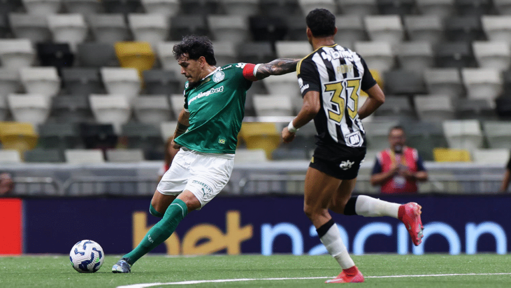 O jogador Gustavo Gómez em jogo pela 37º rodada entre Palmeiras e Atlético-MG