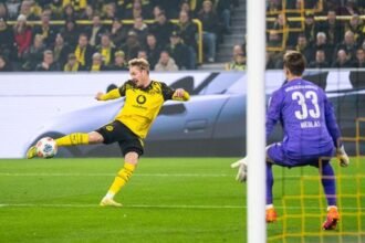 Julian Brandt acertando o chute