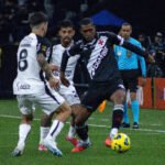 Garro e Rayan disputando bola - Foto: Fernando Blade (@Blade.fotografia)