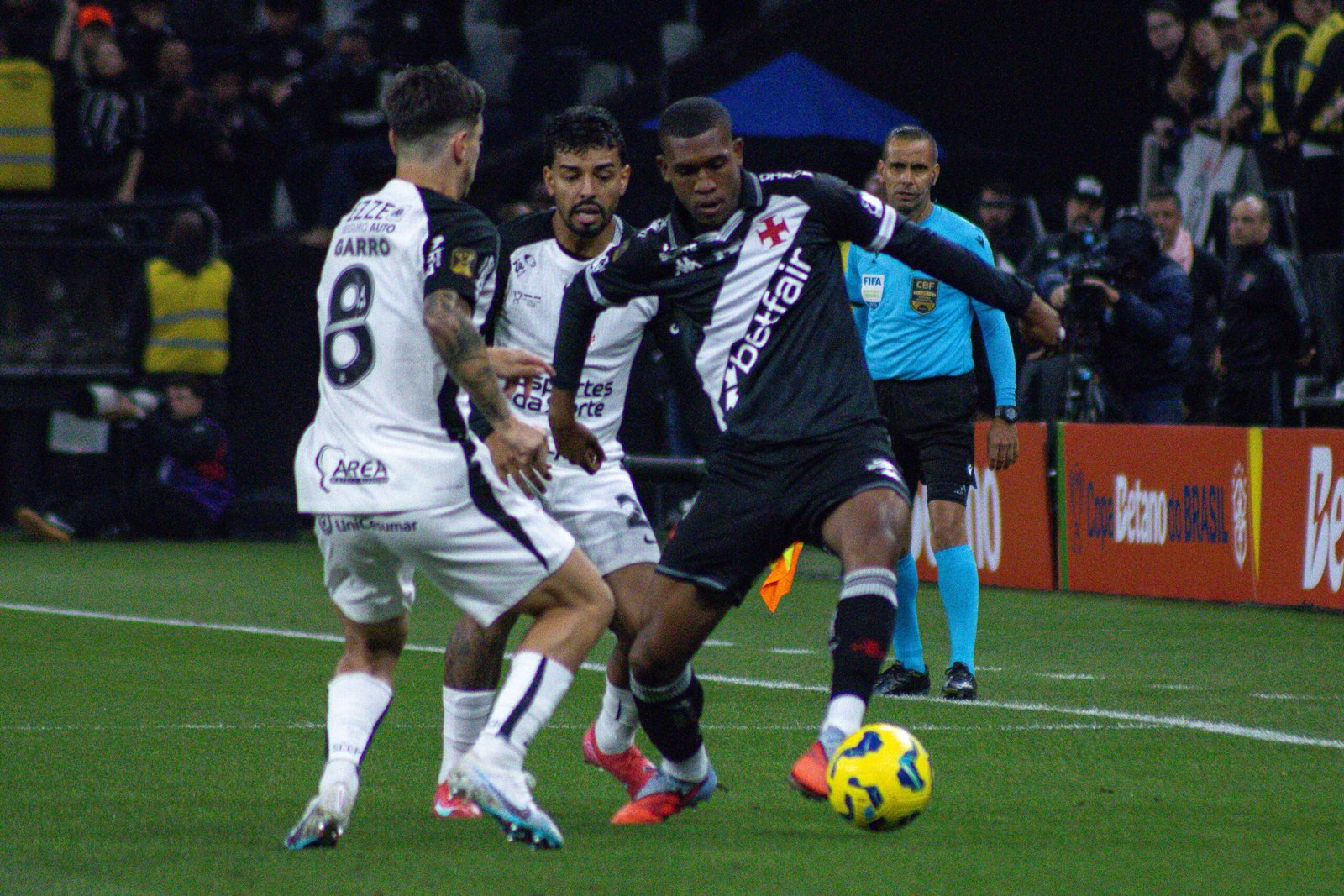 Garro e Rayan disputando bola - Foto: Fernando Blade (@Blade.fotografia)