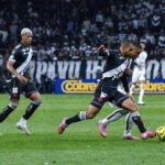 Paulo Henrique e Vitinho disputando bola - Foto: Fernando Blade (@Blade.fotografia)