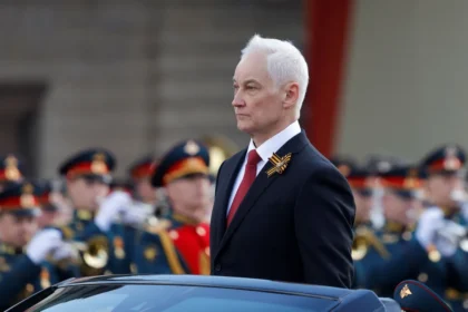 Ministro da Defesa da Rússia Andrei Belousov no centro de Moscou 9/5/2025. Foto: REUTERS/Maxim Shemetov