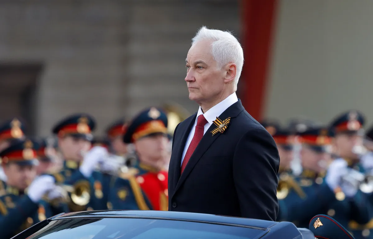 Ministro da Defesa da Rússia Andrei Belousov no centro de Moscou 9/5/2025. Foto: REUTERS/Maxim Shemetov