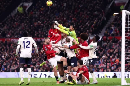 Jogadores de Manchester United e West Ham em disputa de bola na Premier League – Foto: Alex Livesey/Getty Images / Jogada10