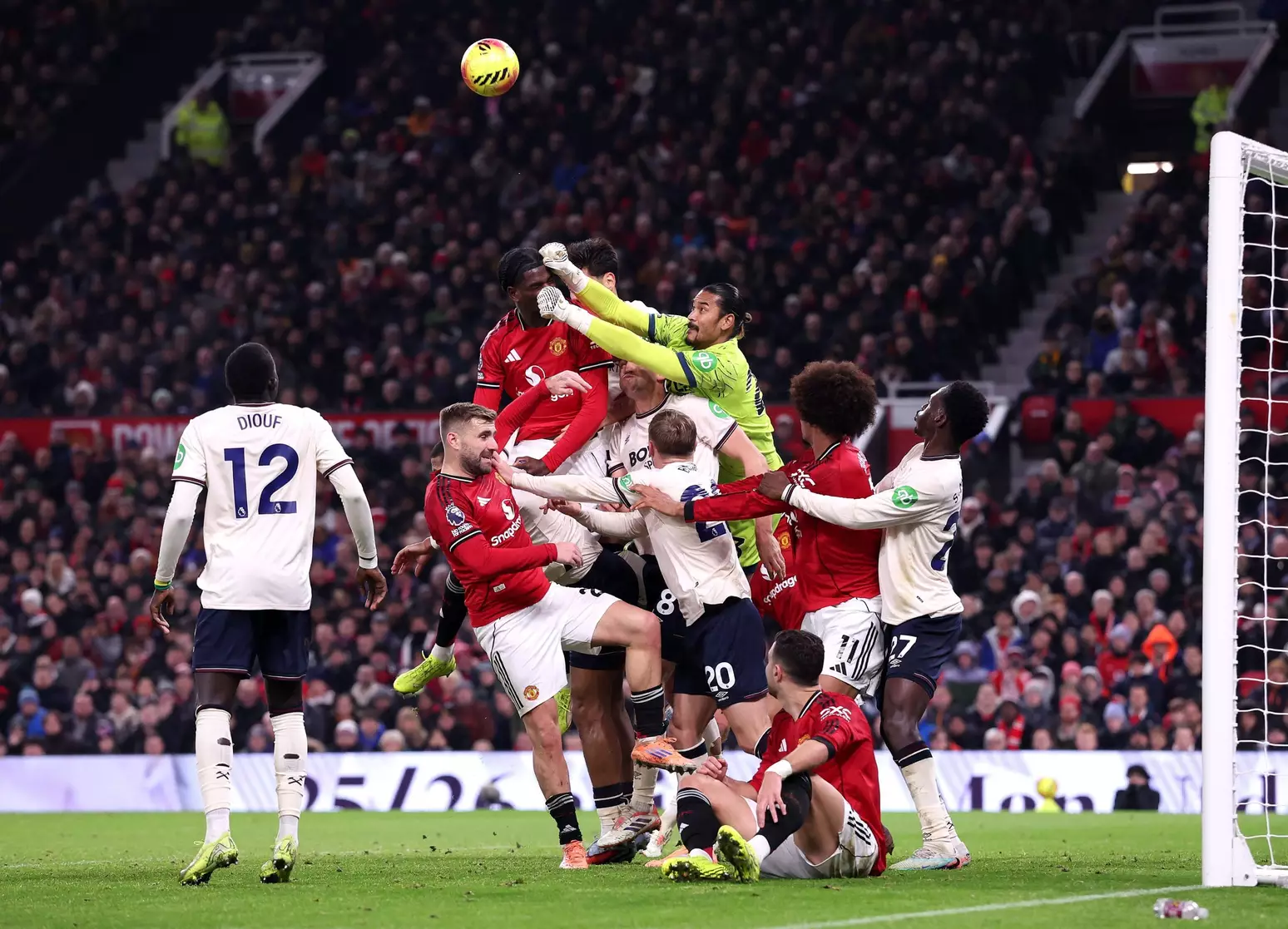 Jogadores de Manchester United e West Ham em disputa de bola na Premier League – Foto: Alex Livesey/Getty Images / Jogada10