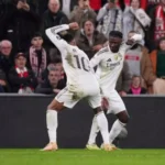 Foto: Juan Manuel Serrano Arce/Getty Images - Legenda: Mbappé e Camavinga comemoram um dos gols da vitória sobre o Athletic Bilbao / Jogada10