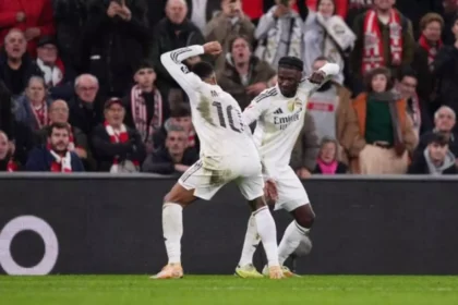 Foto: Juan Manuel Serrano Arce/Getty Images - Legenda: Mbappé e Camavinga comemoram um dos gols da vitória sobre o Athletic Bilbao / Jogada10