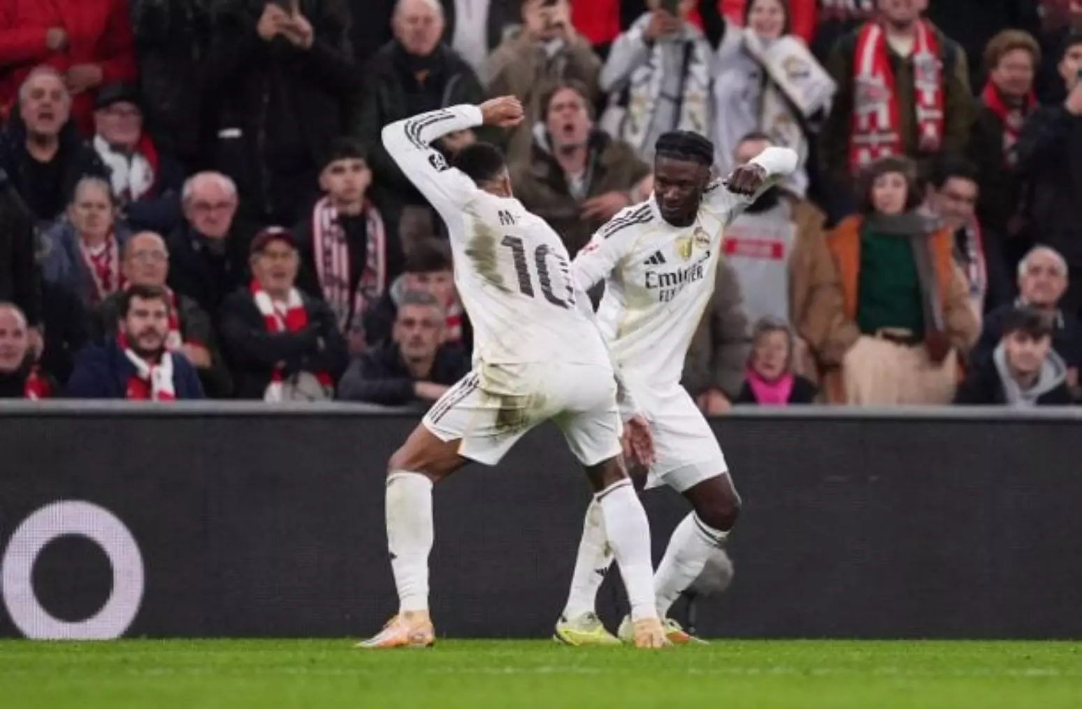 Foto: Juan Manuel Serrano Arce/Getty Images - Legenda: Mbappé e Camavinga comemoram um dos gols da vitória sobre o Athletic Bilbao / Jogada10