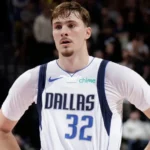 Cooper Flagg, camisa 32 do Dallas Mavericks, observa o jogo contra o Utah Jazz no Delta Center em Salt Lake City, Utah (Foto: Melissa Majchrzak/NBAE via Getty Images/AFP)