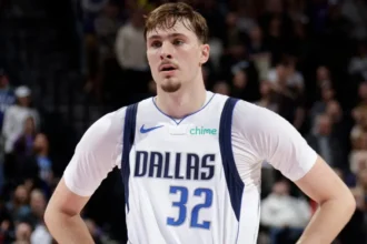 Cooper Flagg, camisa 32 do Dallas Mavericks, observa o jogo contra o Utah Jazz no Delta Center em Salt Lake City, Utah (Foto: Melissa Majchrzak/NBAE via Getty Images/AFP)