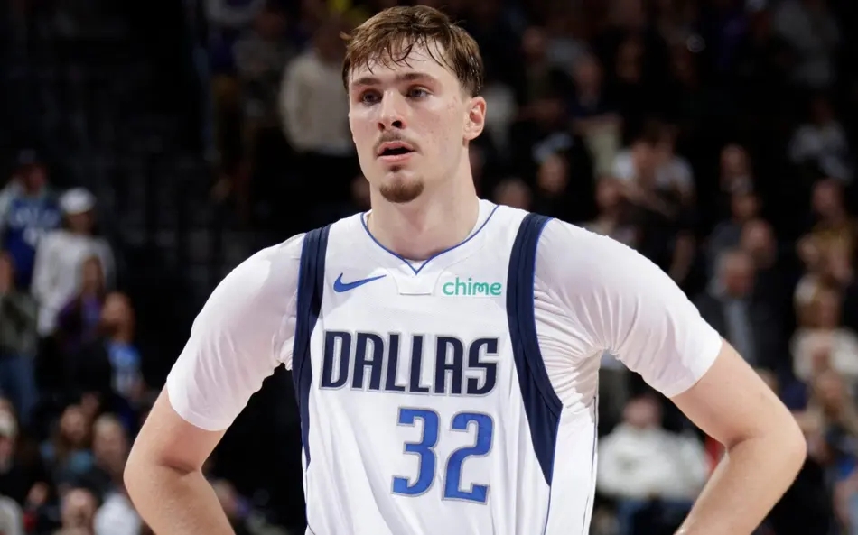 Cooper Flagg, camisa 32 do Dallas Mavericks, observa o jogo contra o Utah Jazz no Delta Center em Salt Lake City, Utah (Foto: Melissa Majchrzak/NBAE via Getty Images/AFP)