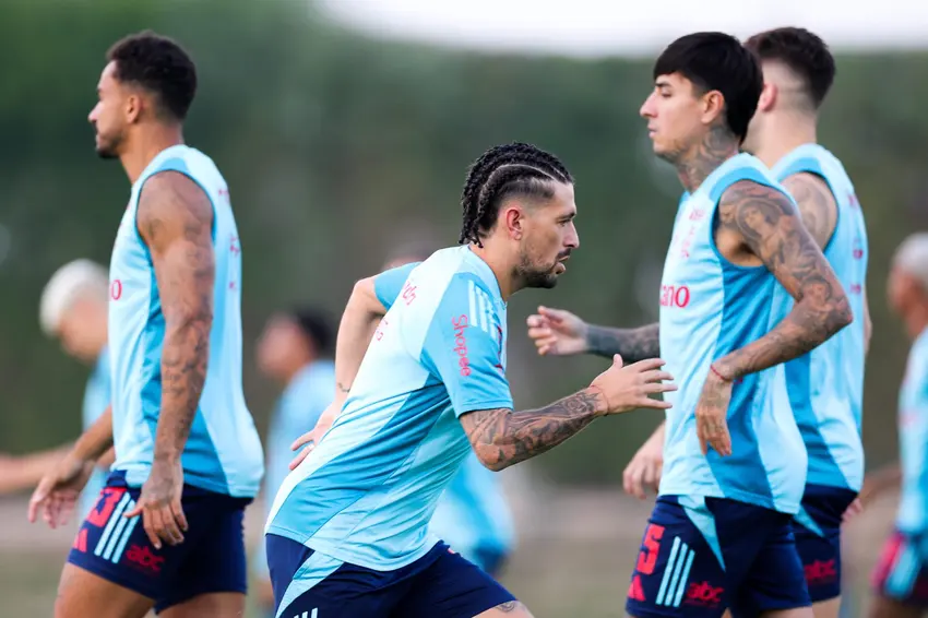 Arrascaeta, com seu novo visual, em treino do Flamengo no Catar - Foto: Gilvan de Souza/Flamengo