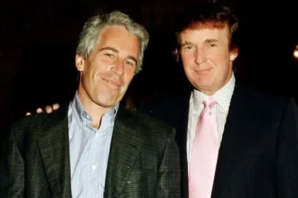 Retrato do financista americano Jeffrey Epstein (à esquerda) e do incorporador imobiliário Donald Trump enquanto posam juntos na propriedade Mar-a-Lago, Palm Beach, Flórida, 1997. Foto de Davidoff Studios/Getty Images
