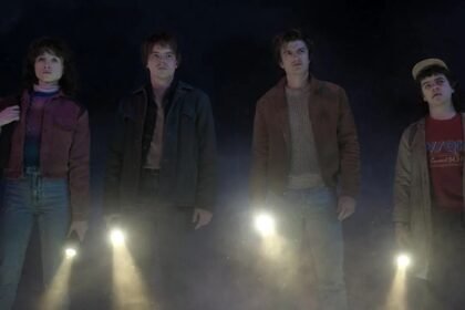 Natalia Dyer, Charlie Heaton, Joe Keery and Gaten Matarazzo em 'Stranger Things'. Créditos: Netflix