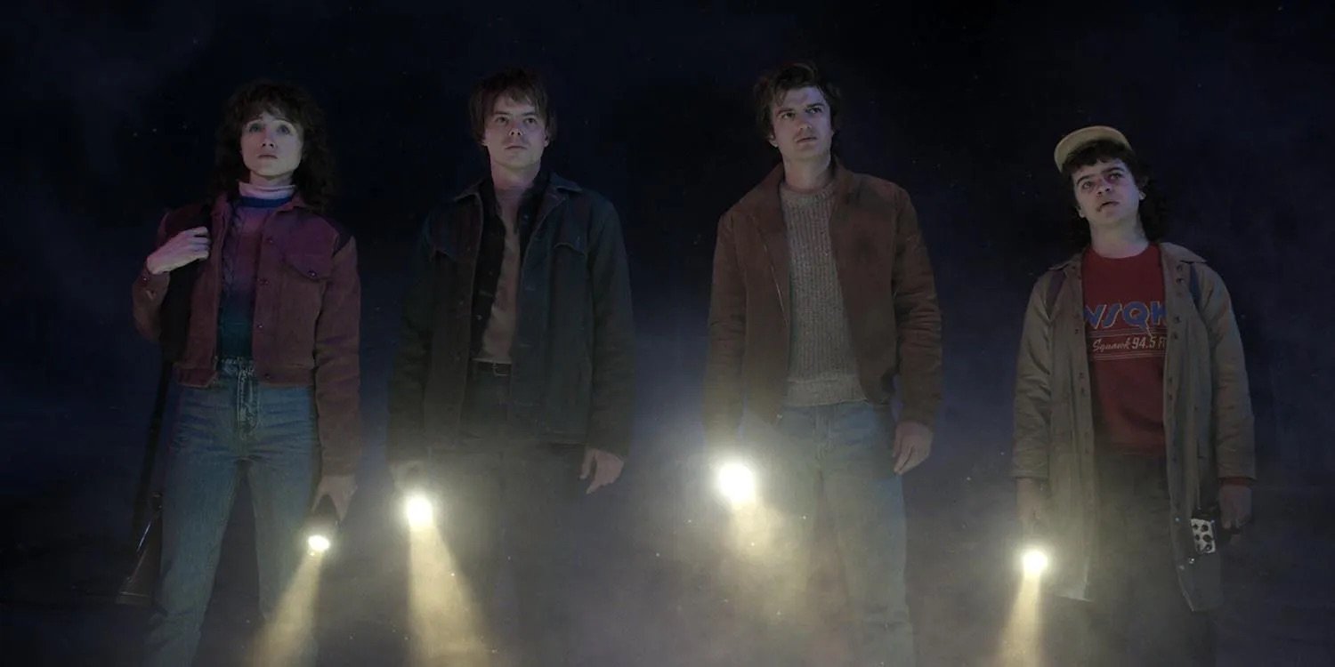 Natalia Dyer, Charlie Heaton, Joe Keery and Gaten Matarazzo em 'Stranger Things'. Créditos: Netflix
