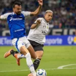 Fabrício Bruno e Barrera disputam a bola em Cruzeiro x Botafogo, jogo do Brasileirão Imagem: Fernando Moreno/AGIF… - Veja mais em https://www.uol.com.br/esporte/futebol/ultimas-noticias/2025/12/04/cruzeiro-botafogo-brasileirao-como-foi-o-jogo.htm?cmpid=copiaecola