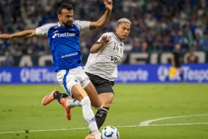 Fabrício Bruno e Barrera disputam a bola em Cruzeiro x Botafogo, jogo do Brasileirão Imagem: Fernando Moreno/AGIF… - Veja mais em https://www.uol.com.br/esporte/futebol/ultimas-noticias/2025/12/04/cruzeiro-botafogo-brasileirao-como-foi-o-jogo.htm?cmpid=copiaecola