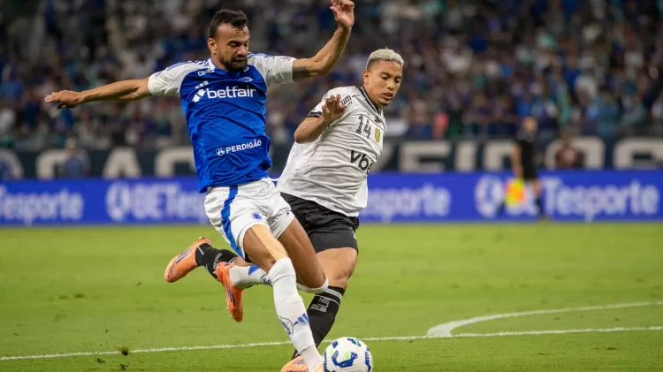 Fabrício Bruno e Barrera disputam a bola em Cruzeiro x Botafogo, jogo do Brasileirão Imagem: Fernando Moreno/AGIF… - Veja mais em https://www.uol.com.br/esporte/futebol/ultimas-noticias/2025/12/04/cruzeiro-botafogo-brasileirao-como-foi-o-jogo.htm?cmpid=copiaecola