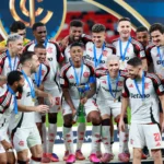 elenco do flamengo com a taça "derby das américas" (Photo by Getty Images/Getty Images)