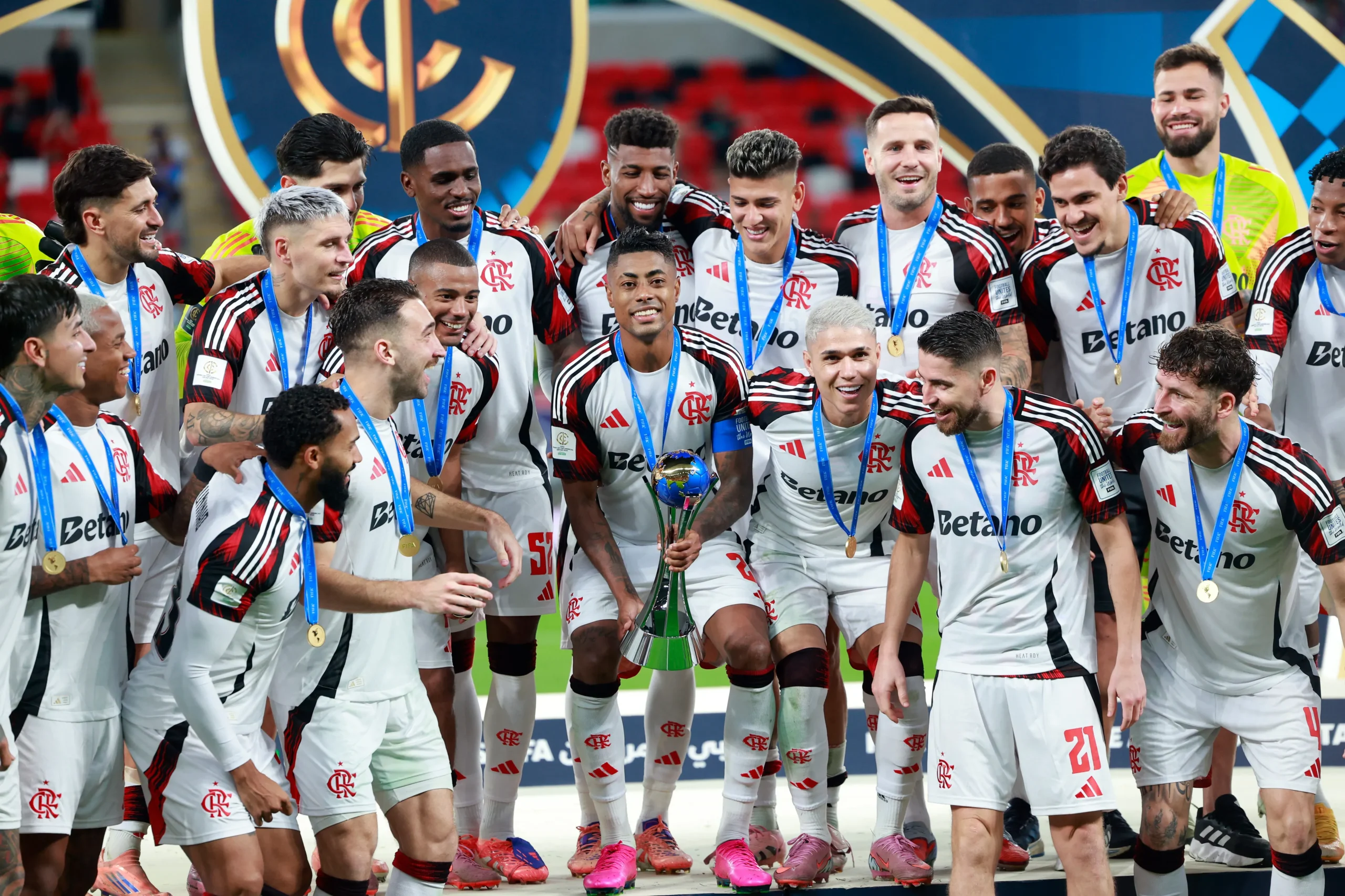 elenco do flamengo com a taça "derby das américas" (Photo by Getty Images/Getty Images)