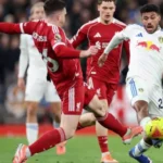 Wirtz (de vermelho) tenta passar pela marcaçãodo de Nmecha e Struijk, do Leeds. Foto: Jan Kruger/Getty Images / Jogada10