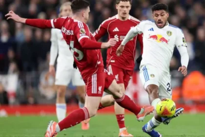 Wirtz (de vermelho) tenta passar pela marcaçãodo de Nmecha e Struijk, do Leeds. Foto: Jan Kruger/Getty Images / Jogada10