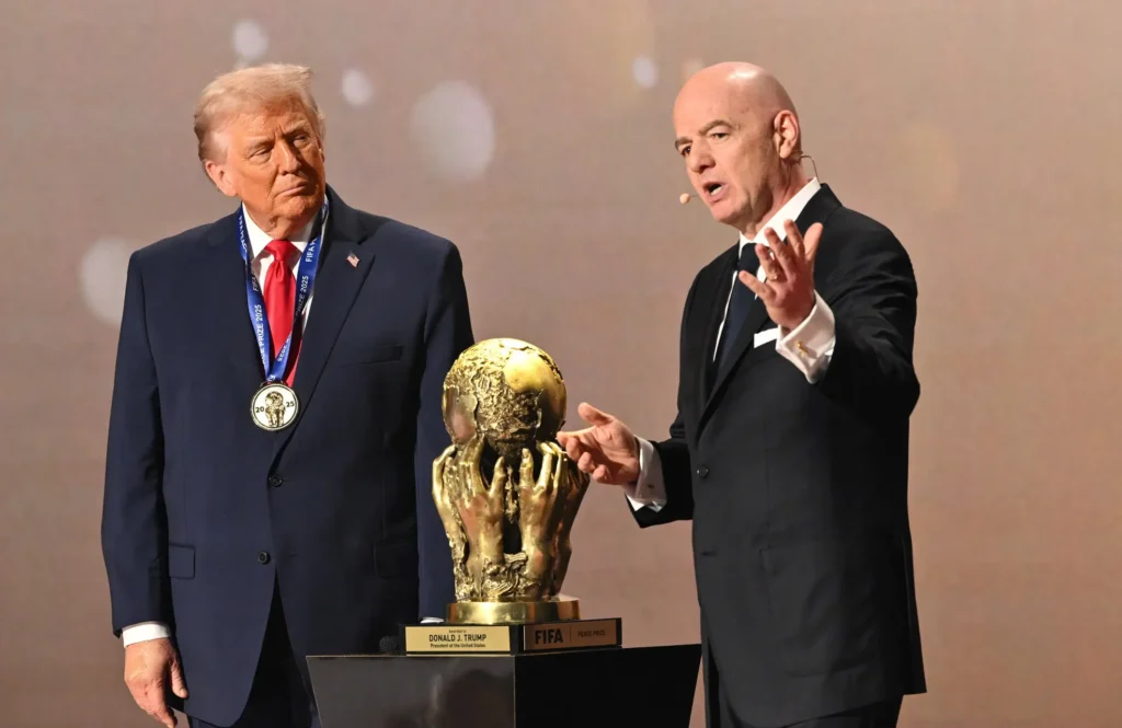 O presidente dos EUA, Donald Trump, no palco com o presidente da FIFA, Gianni Infantino, enquanto recebe o Prêmio da Paz da FIFA - Foto: Mandel Ngan/Reuters