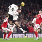 Jogadores de Arsenal e Liverpool em disputa de bola no Emirates Stadium, em Londres – Foto: Julian Finney/Getty Images / Jogada10